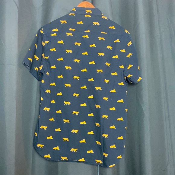 Black tiger print button down size medium - Picture 4 of 4
